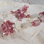 Collier Rose des Sables brodé avec des rocailles roses, blanc nacré et des cristaux de Swarovski